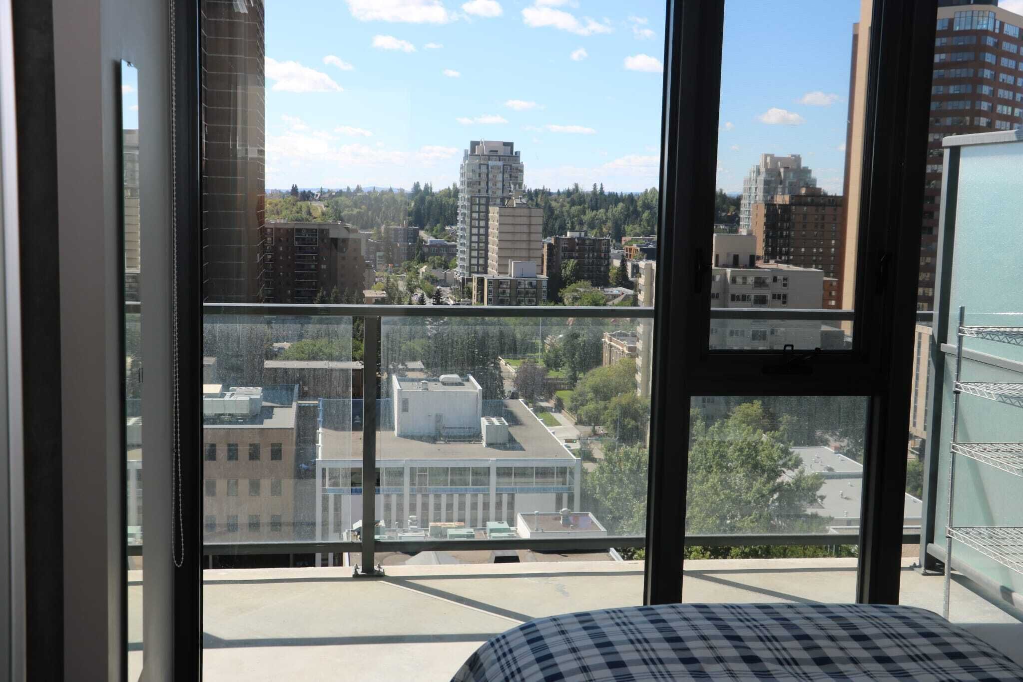 Lovely Downtown 2 bedroom with Pool and Gym