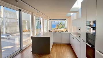 Een koelkast, een magnetron, een oven, een kookplaat