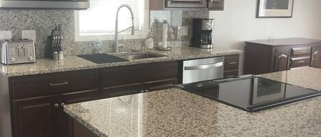 冷蔵庫、電子レンジ、オーブン、コンロ