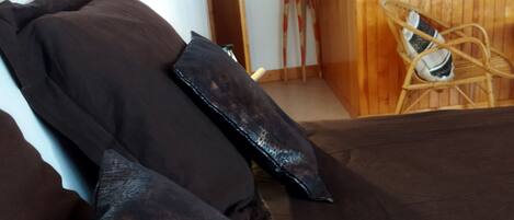 1 bedroom, bed sheets