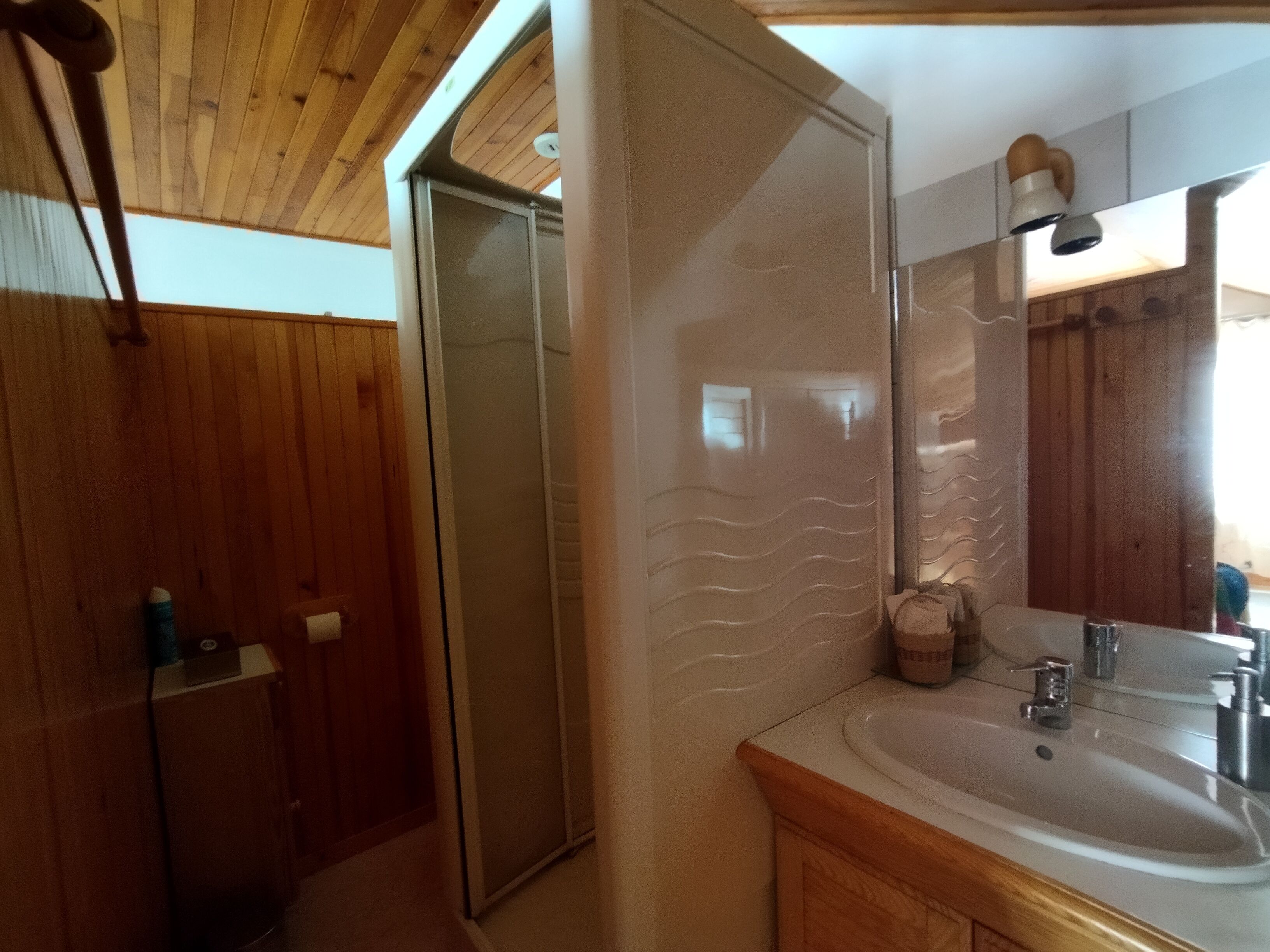 Douche, sèche-cheveux, serviettes fournies, savon