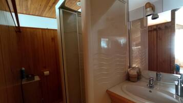 Douche, sèche-cheveux, serviettes fournies, savon
