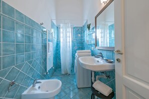 Een douche, een haardroger, een bidet, handdoeken