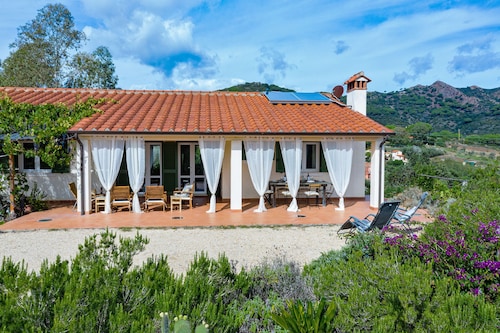 Country house with garden and with a view 8 min to the village of Porto Azzurro
