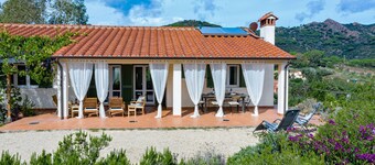 Country house with garden and with a view 8 min to the village of Porto Azzurro