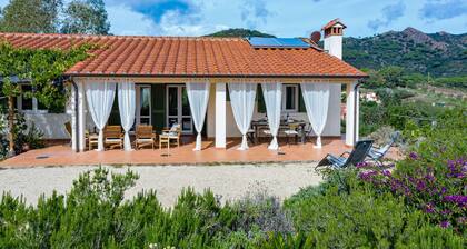 Country house with garden and with a view 8 min to the village of Porto Azzurro
