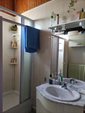 Dusche, Haartrockner, Handtücher, Toilettenpapier
