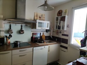 Réfrigérateur, micro-ondes, four, plaque de cuisson