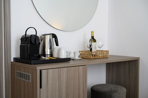Luxury Suite Mary | Premium bedding, pillowtop beds, in-room safe, desk - Amalphi Corfu City Living by Konnect (Corfu)
