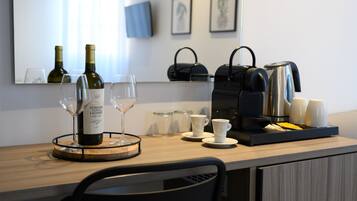 Luxury Suite Philippos with Balcony | Seprai premium, bantalan ekstra lembut, brankas, dan meja kerja