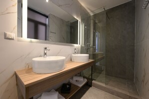 Luxury Suite Amalia | Bathroom | Shower, rainfall showerhead, free toiletries, hair dryer - Amalphi Corfu City Living by Konnect (Corfu)