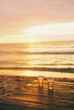 Playa en los alrededores, playa de arena blanca y masajes en la playa
