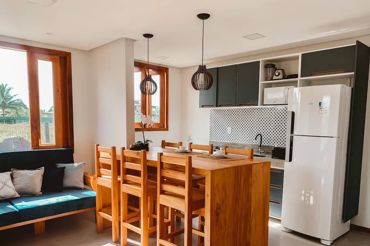 Refrigerador con freezer, microondas, placa de cocina, lavavajillas