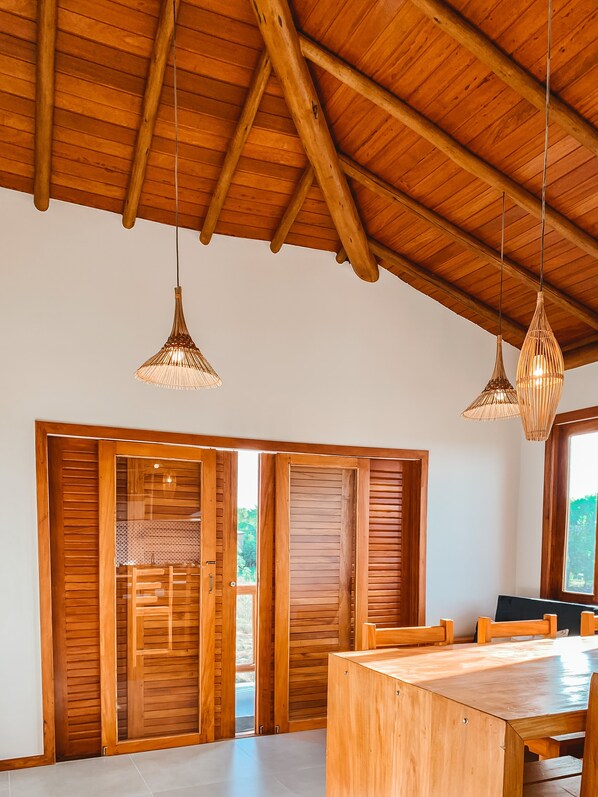 Departamento Confort | Cocina privada | Refrigerador con congelador, microondas y parrilla de estufa