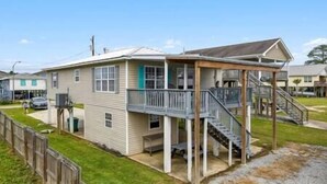 Ein zweistöckiges Haus mit Balkon und überdachter Veranda.