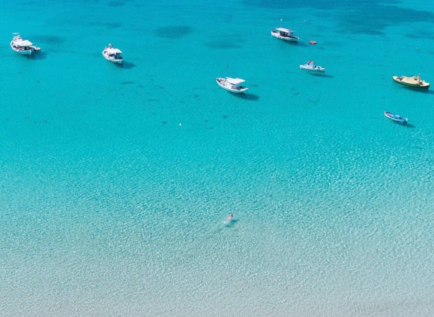 Drone shot of the beautiful sandy Ammos Beach in Koufonisi. 