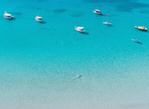 Plage, chaises longues, serviettes de plage