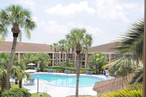 Outdoor pool - Apm Inn and Suite (Jacksonville)