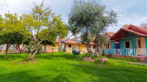 Comfort-Baumhaus, 1 Schlafzimmer, Nichtraucher, Poolblick | Wohnbereich | 19-Zoll-LCD-Fernseher mit Satellitenempfang