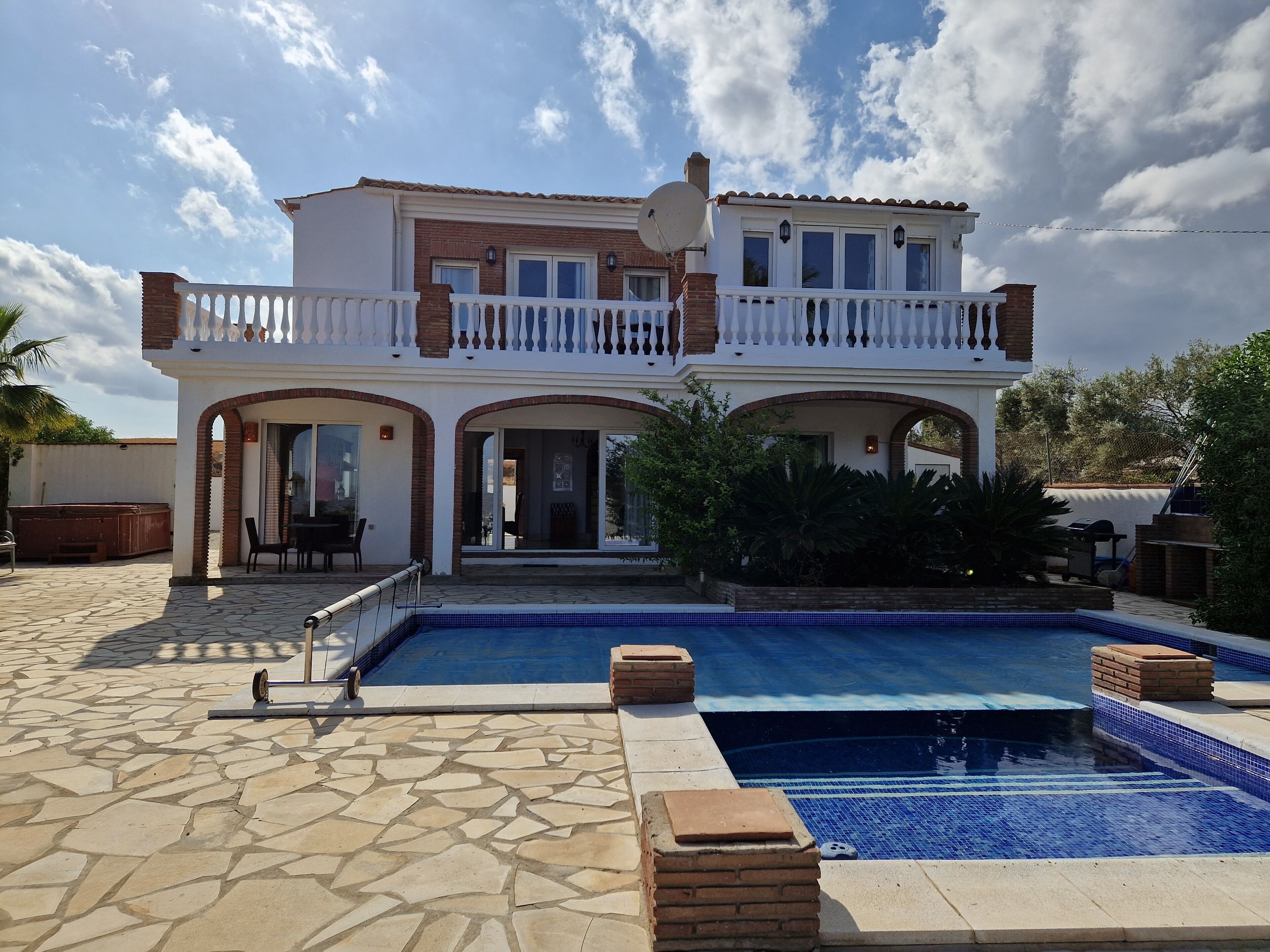 Lovely family villa overlooking Lake and Mountains 15 mins from Coast