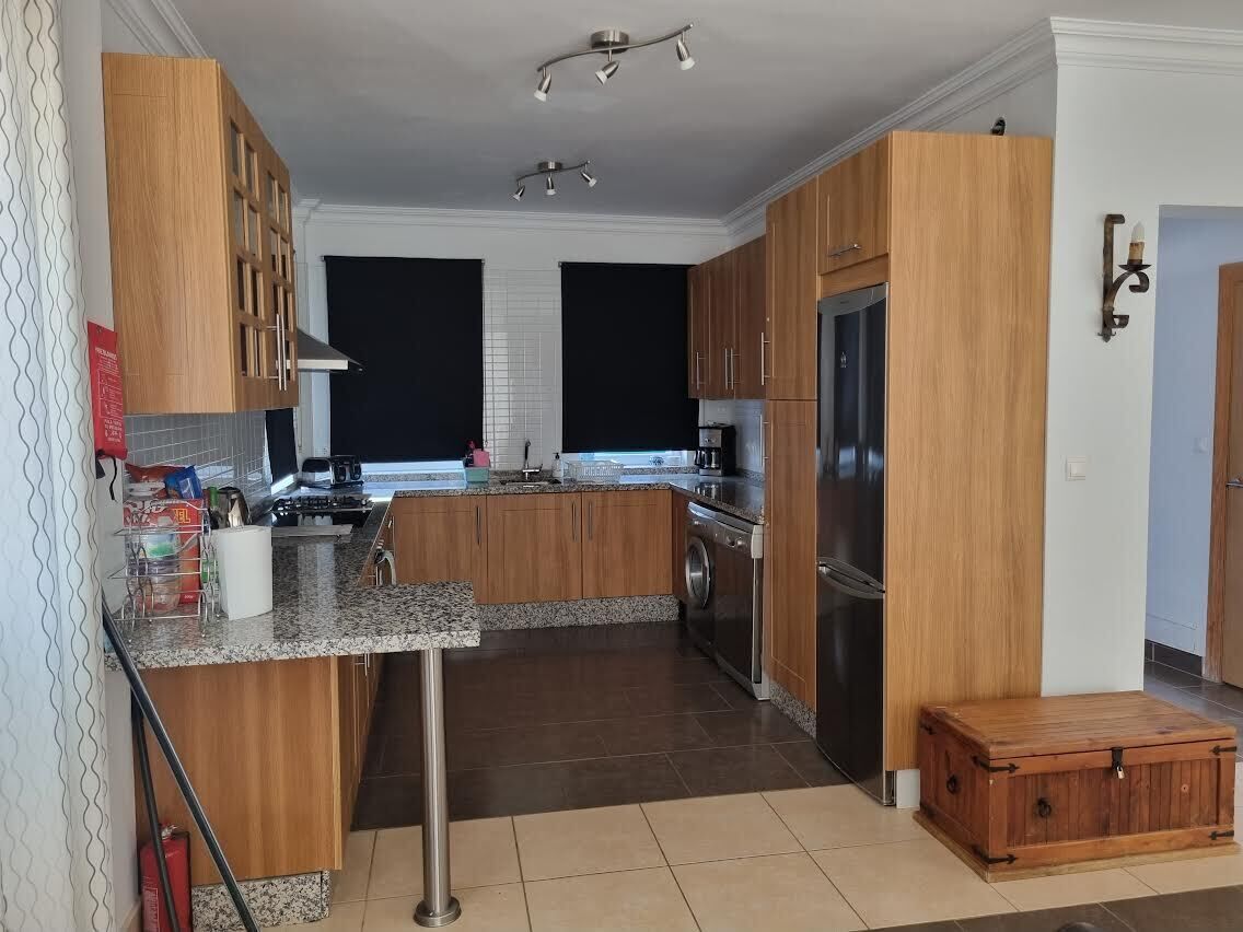 Lovely family villa overlooking Lake and Mountains 15 mins from Coast