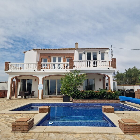 Outdoor pool, a heated pool - Lovely family villa overlooking Lake and Mountains 15 mins from Coast (Viñuela)