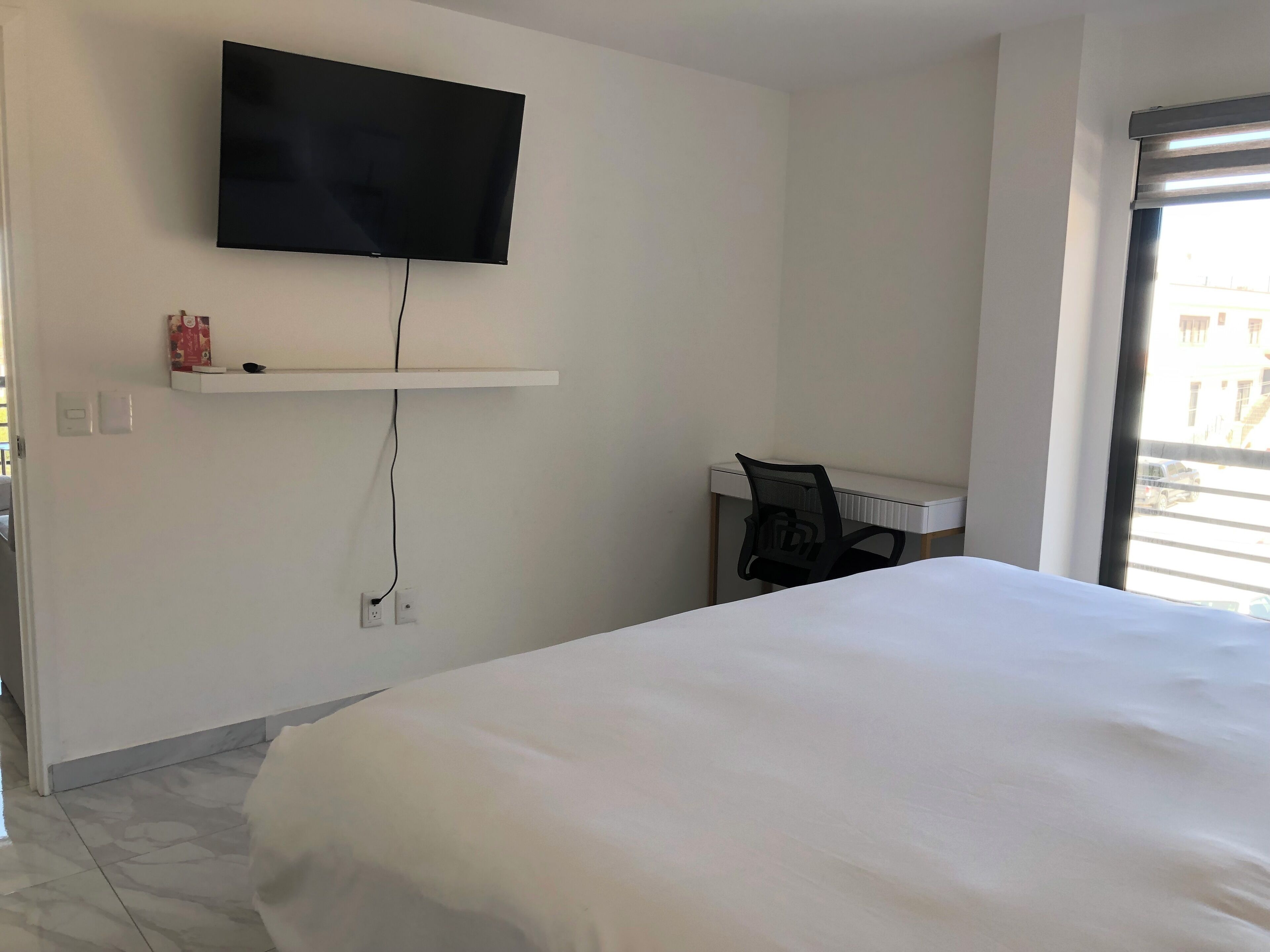 60% discount, new 1 BDR, 2 rooftop pools w panoramic views, 5 min from downtown