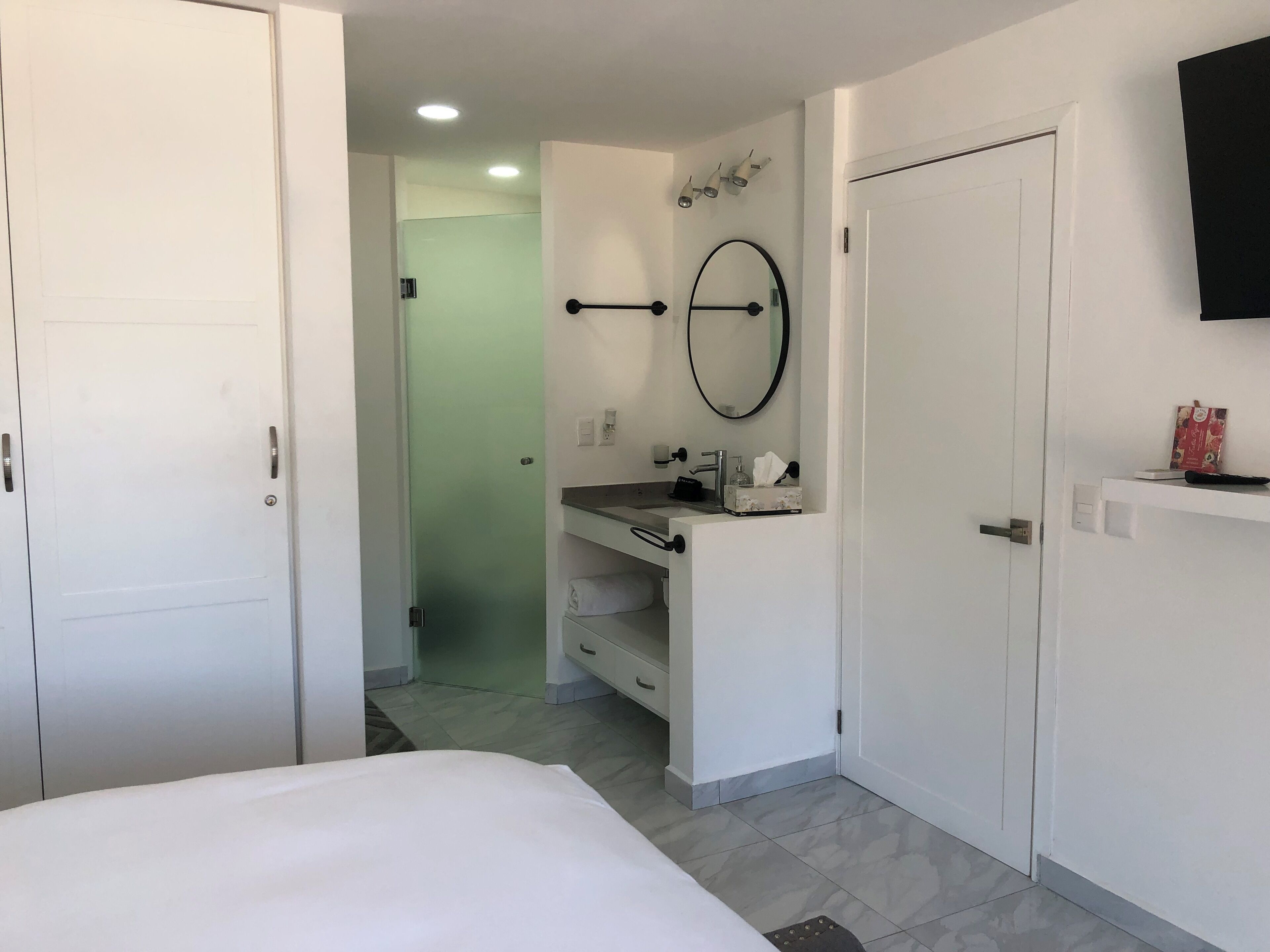 60% discount, new 1 BDR, 2 rooftop pools w panoramic views, 5 min from downtown