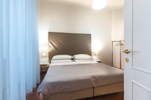 3 chambres, coffres-forts dans les chambres, fer et planche à repasser