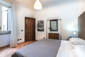3 chambres, coffres-forts dans les chambres, fer et planche à repasser