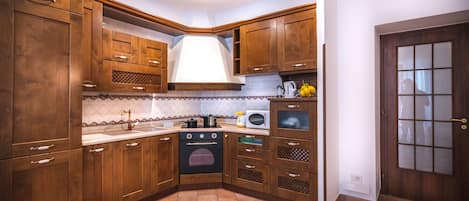 Refrigerador, microondas, placa de cocina, cafetera/tetera