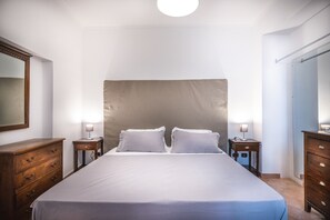 3 bedrooms, in-room safe, iron/ironing board, travel cot