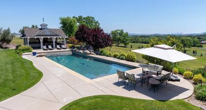 7BR/4BA Farmhouse & Barn Estate on a Resort-Like Setting!
