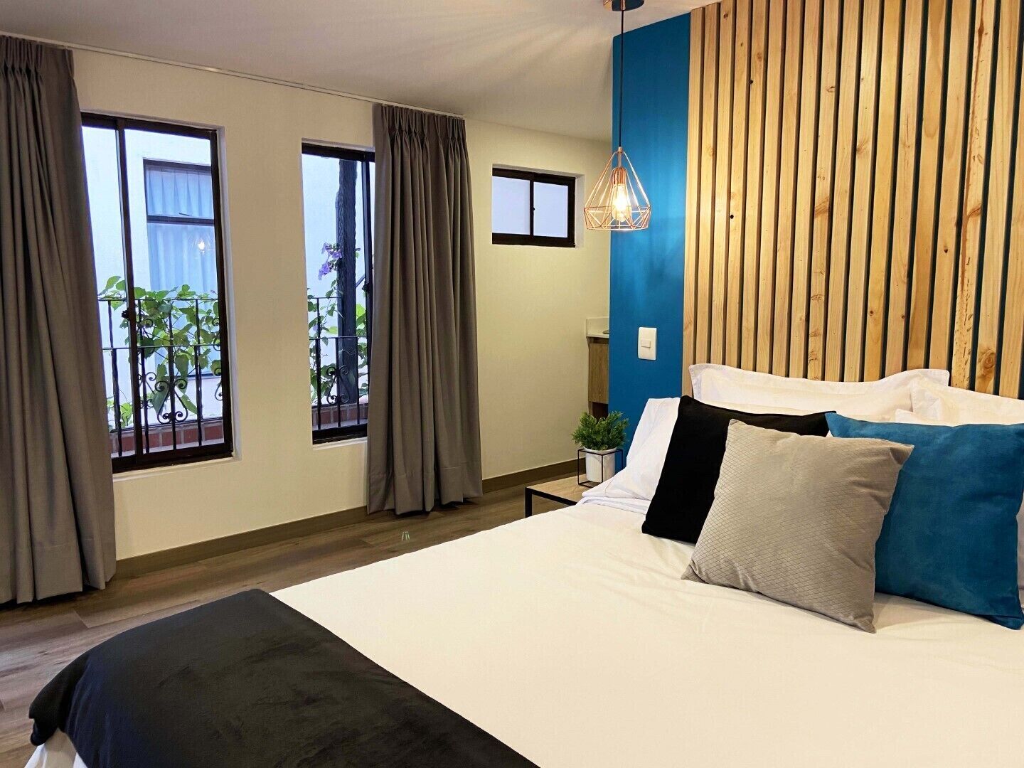 Deluxe Suite | 1 bedroom, hypo-allergenic bedding, free WiFi, bed sheets