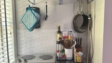 Kühlschrank, Mikrowelle, Herdplatte, Wasserkocher mit Kaffee-/Teezubehör