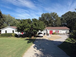 A residential property with a driveway leading to a garage, surrounded by greenery and trees. - Cozy Private Guest House near Neuse River in Raleigh, Pet-Friendly! Premier Host (Raleigh)