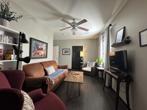 Smart TV, books, music library, video library - Cozy Private Guest House near Neuse River, Pet-Friendly! (Raleigh)