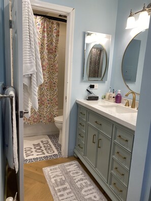 Hair dryer, bidet, towels, shampoo