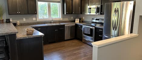 Réfrigérateur, micro-ondes, four, plaque de cuisson