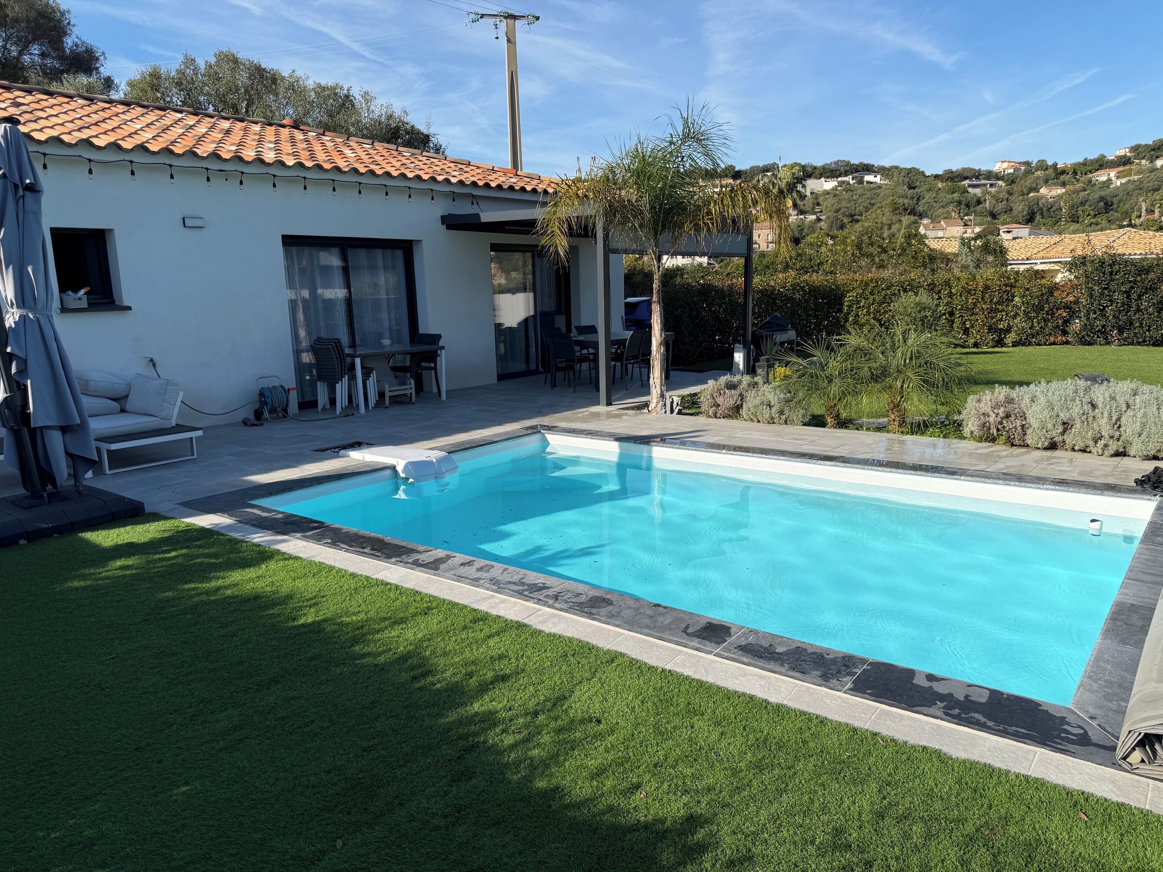 Una piscina al aire libre, una piscina climatizada