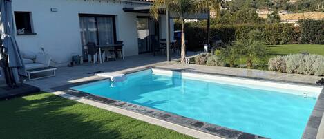 Una piscina al aire libre, una piscina climatizada
