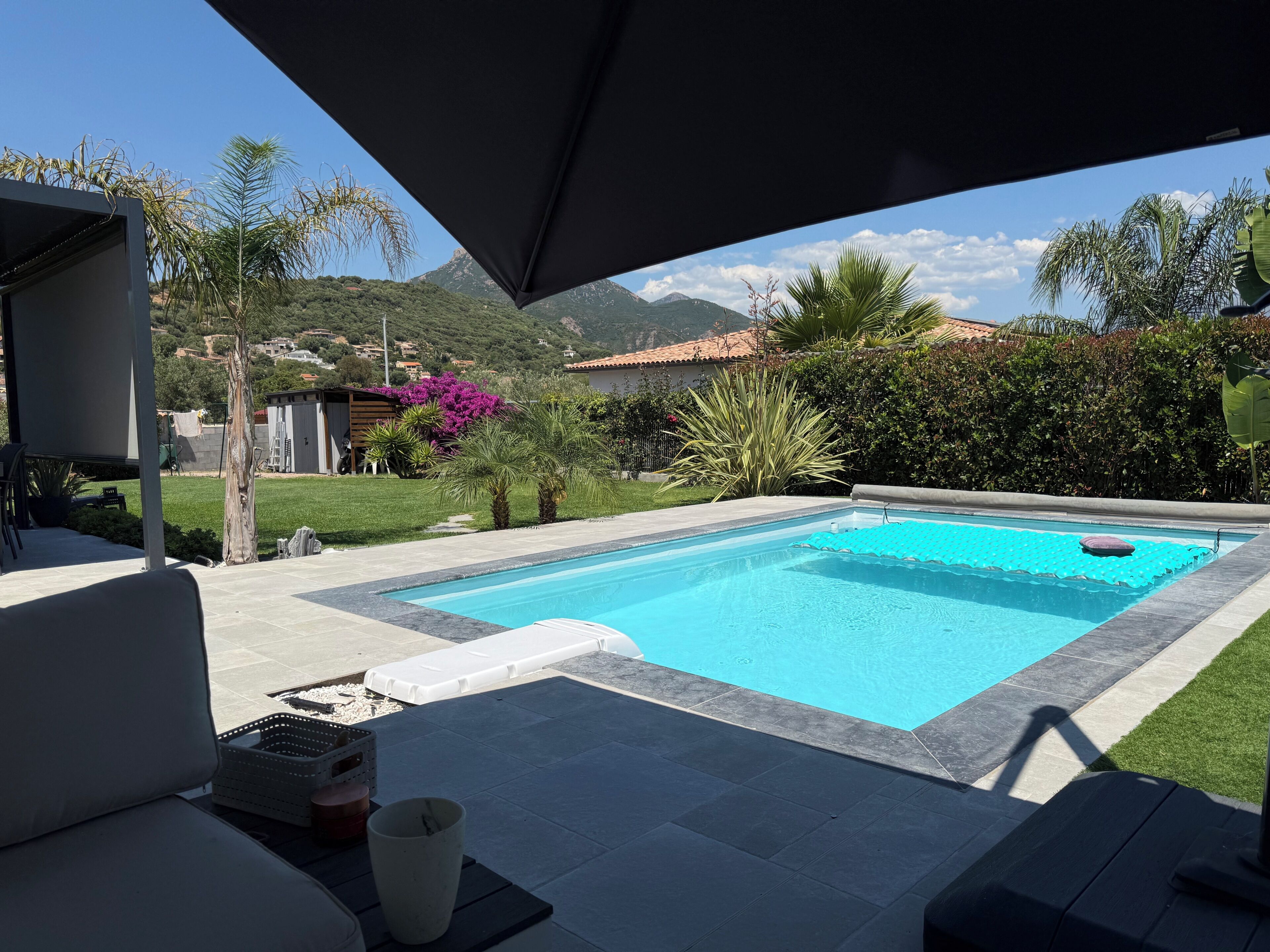 Una piscina al aire libre, una piscina climatizada