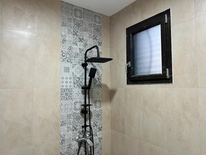 Douche, sĂšche-cheveux, serviettes fournies, shampoing
