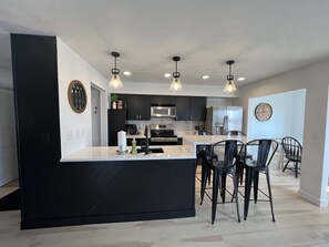 Fridge, microwave, oven, stovetop - The Harborview Getaway on the Water! (Huron)