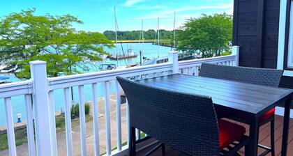 The Harborview Getaway on the Water!