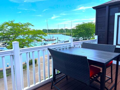 The Harborview Getaway on the Water!