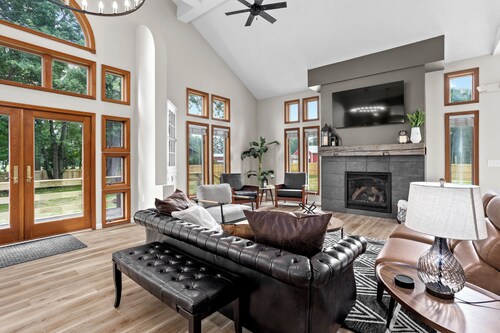 Pool, Pickleball and Sleeps over 30 People