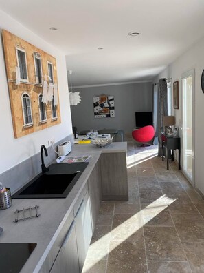 Fridge, microwave, oven, stovetop - Villa TAVEL, near AVIGNON (Tavel)