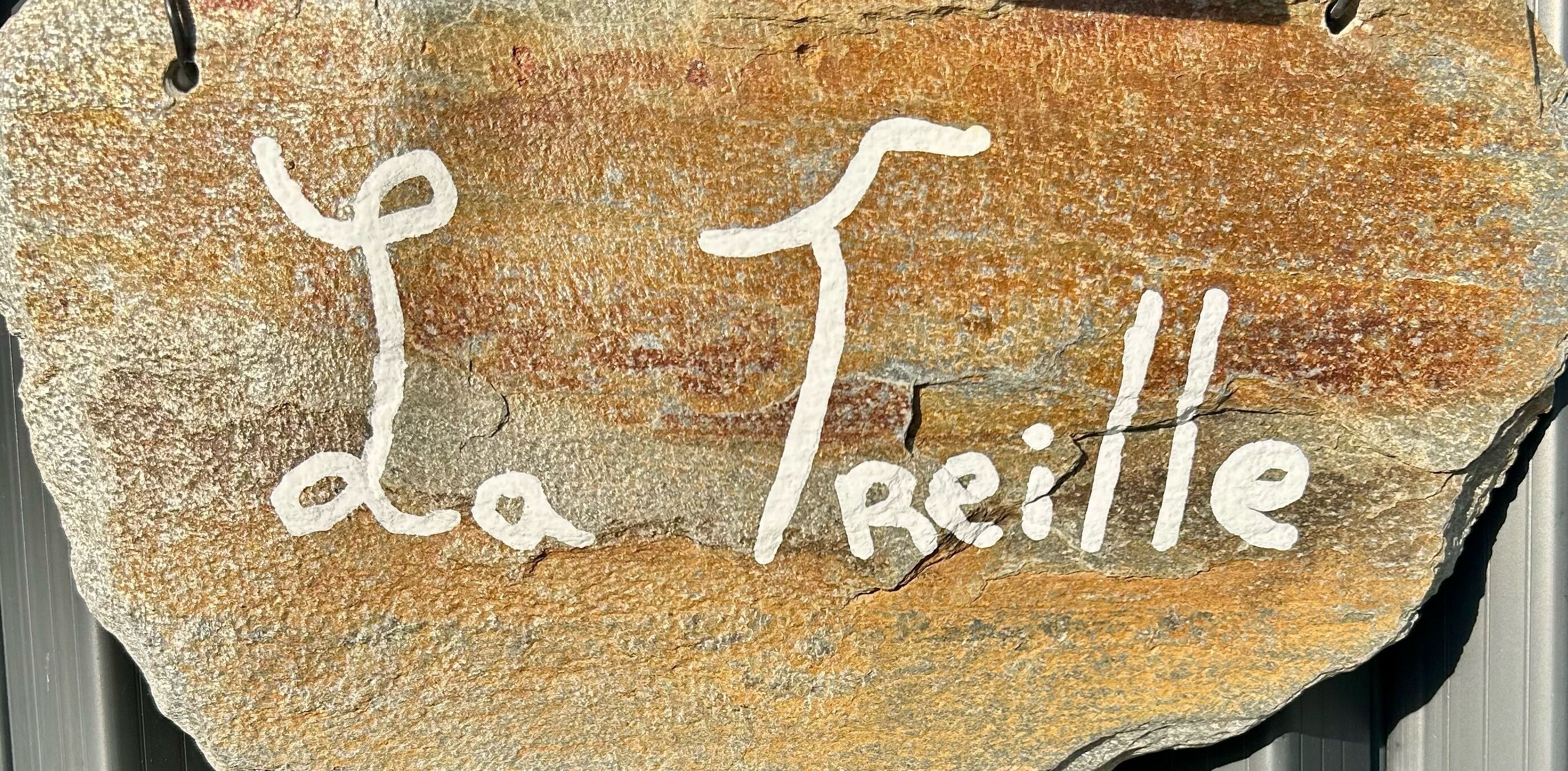 Uma pedra com a inscrição 'La Treille'.