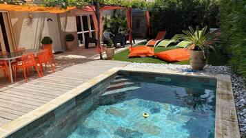 Een buitenzwembad en een verwarmd zwembad